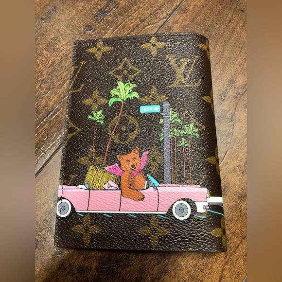 **SOLD**Louis Vuitton Passport cover - Picture 2 of 5